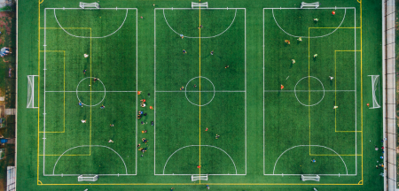 grafika trzech boisk piłkarskich